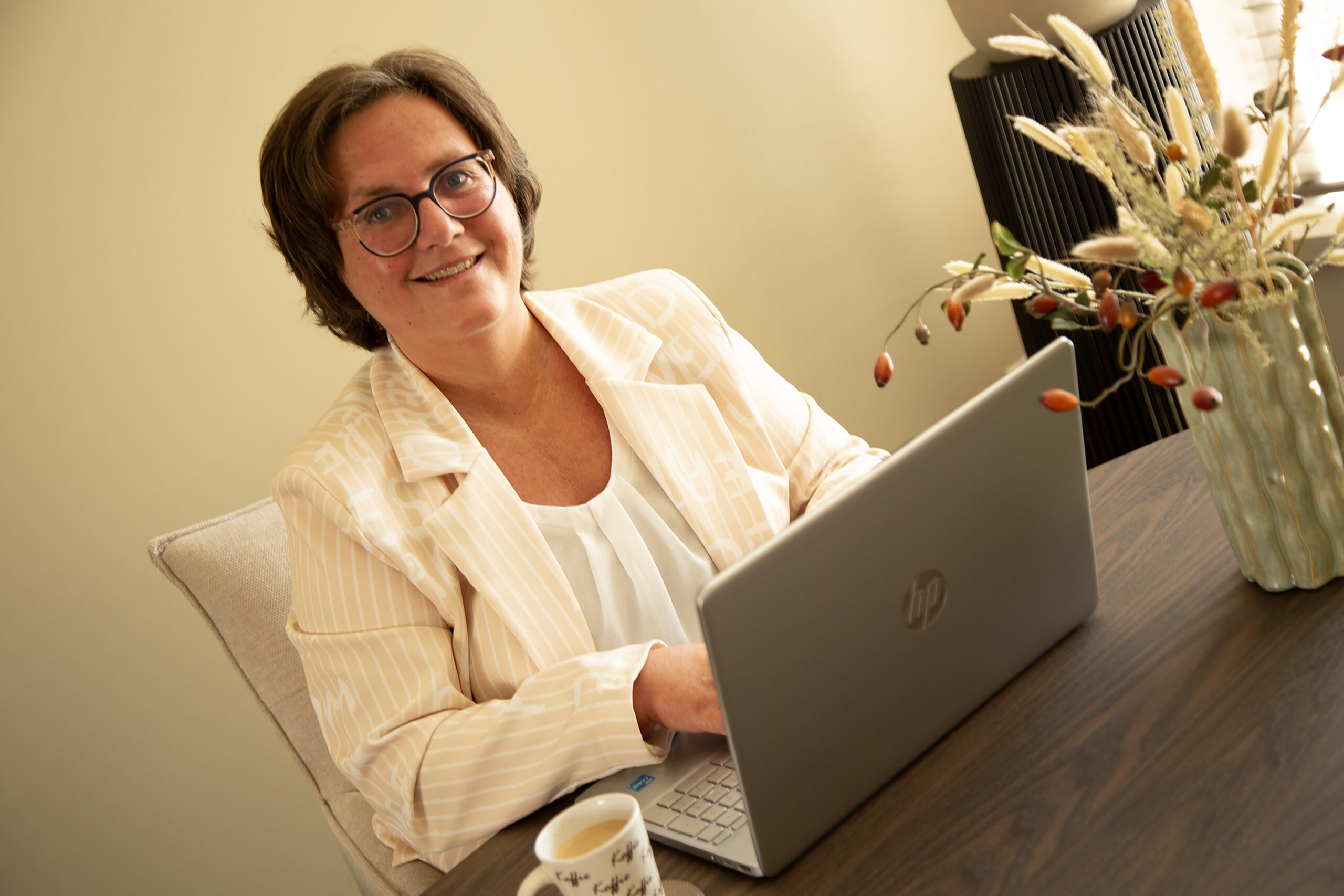 Sabine Bolder, eigenaar van RiKo Online Marketing, aan het werk achter haar laptop